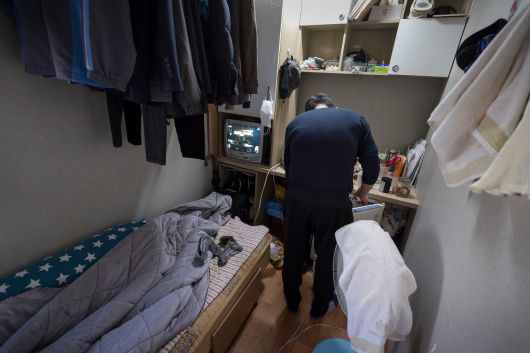 2021년 2월 8일 오후 서울 신림동에 위치한 고시텔. 한 거주민이 방에서 외출 준비를 하고 있다. /김지호 기자
