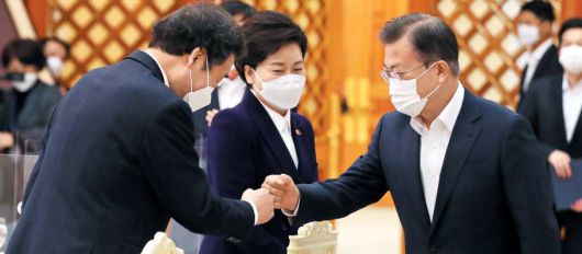 文대통령, 이낙연 대표와 주먹 인사 - 문재인 대통령이 19일 오전 청와대에서 열린 ‘더불어민주당 지도부 초청 간담회’에서 이낙연(왼쪽) 민주당 대표와 주먹 인사를 하고 있다. /연합뉴스