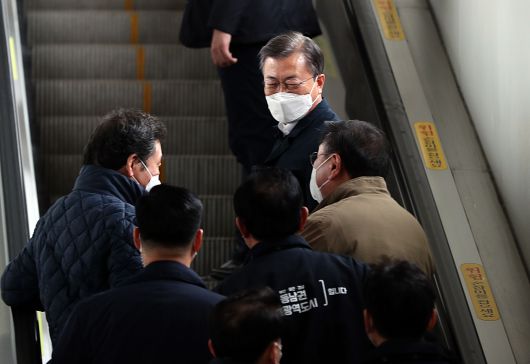 문재인 대통령이 25일 오후 부산 부산진구 부전동 부전역에서 열린 ‘동남권 메가시티 구축 전략 보고' 행사에 참석해 송철호 울산광역시장으로부터‘동남권 광역교통망 구축'등을 골자로 하는 생활공동체 조성 방안과‘동남권 광역특별연합'이라는 행정공동체 구성 계획 발표를 들은 뒤 이낙연 더불어민주당 대표와 김태년 원내대표 등과 이야기를 나눈뒤 이동하고 있다./뉴시스