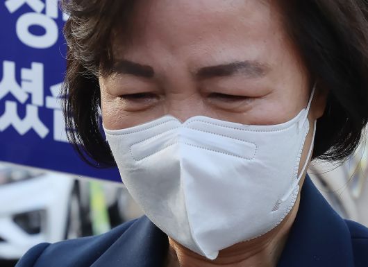 추미애 전 법무부 장관이 지난 1월 27일 정부과천청사에서 열린 이임식을 마치고 청사를 나서다 정문 부근에서 차량에서 내려 지지자들과 인사하고 있다. /연합뉴스