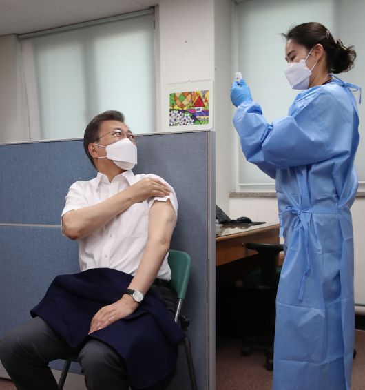 문재인 대통령이 23일 오전 서울 종로구보건소에서 아스트라제네카(AZ)의 코로나 백신을 맞기 위해 대기하고 있다. /연합뉴스