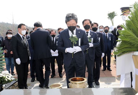 국민의힘 유승민 공동선대위원장이 서해수호의 날인 26일 오전 대전시 유성구 갑동 국립대전현충원 천안함 46용사 묘역에서 헌화하고 있다./연합뉴스