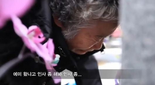 고(故) 민평기 상사의 어머니 윤청자씨가 아들의 묘 앞에서 눈물을 쏟고 있다. 민 상사는 2010년 3월 26일 북한의 천안함 폭침 때 전사했다./조선일보DB