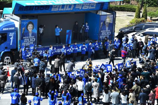 박영선 더불어민주당 서울시장 후보가 30일 서울 성동구 왕십리역 광장에서 열린 집중유세에서 지지를 호소하고 있다. 2021.03.30 국회사진기자단