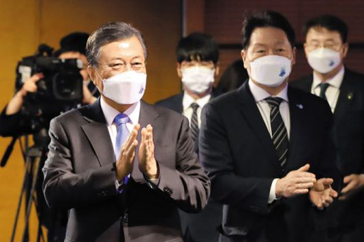 文대통령, 상공의날 기념식 참석 - 문재인 대통령이 31일 서울 중구 대한상공회의소에서 열린 제48회 상공의날 기념식에 참석해 박수를 치고 있다. 문 대통령 오른쪽은 최태원 대한상의 회장이다. /연합뉴스