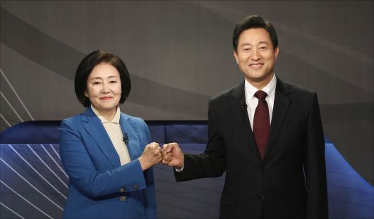 박영선 더불어민주당 서울시장 후보와 오세훈 국민의힘 후보가 5일 서울 양천구 예총회관에서 열린 한국방송기자클럽 초청 서울시장 보궐선거 후보자 토론회 시작 전 함께 포즈를 취하고 있다. /국회사진기자단