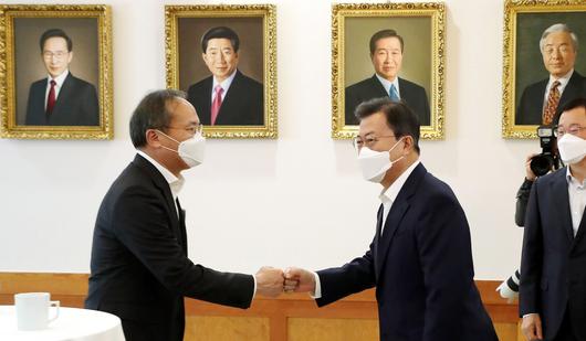 문재인 대통령이 15일 오후 청와대 본관에서 열린 확대경제장관회의에 앞서 사전환담에 참석해 이석희 SK하이닉스 대표이사와 인사를 하고 있다. /뉴시스