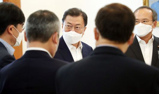 문재인 대통령이 15일 오후 청와대 본관에서 열린 확대경제장관회의에 앞서 사전환담을 하고 있다. /뉴시스
