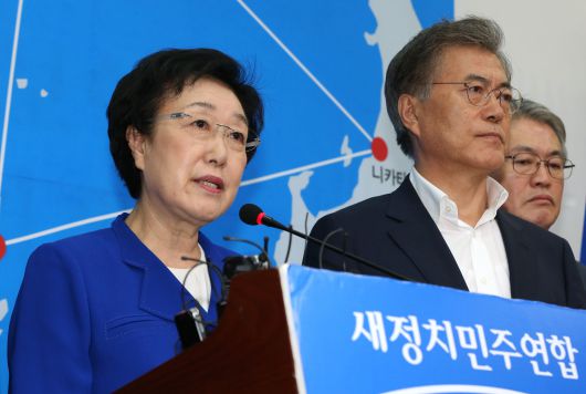 한명숙 전 총리가 2015년 8월 20일 오후 대법원 유죄 판결이 난 후 서울 여의도 국회 새정치민주연합 당대표실에서 기자회견을 하고 있다. 오른쪽은 당시 당 대표였던 문재인 대통령. /오종찬 기자