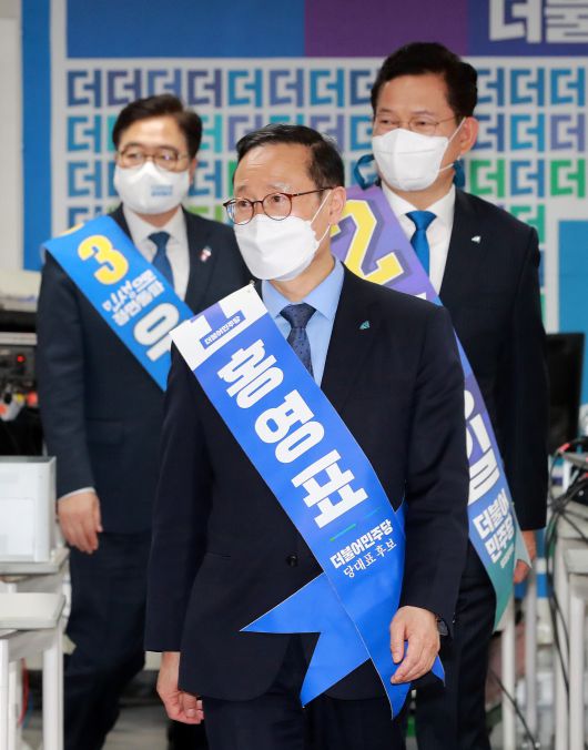 더불어민주당 당대표 경선에 나선 홍영표 , 송영길, 우원식 후보가 26일 오후 서울 여의도 중앙당사에서 열린 수도권 합동연설회에 참석하고 있다.  (공동취재사진) 2021.04.26. photo@newsis.com