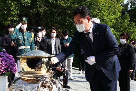 더불어민주당 송영길 신임 당대표와 윤호중 원내대표, 최고위원들이 3일 오전 서울 동작구 현충원을 방문해 고 박정희 전 대통령 묘역을 참배하고 있다. /국회사진기자단