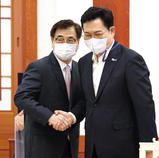 靑 간담회 참석 송영길, 서훈과 악수 - 송영길(오른쪽) 더불어민주당 대표가 14일 청와대에서 열린 민주당 지도부 초청 간담회에서 서훈 국가안보실장과 악수하며 인사하고 있다. /연합뉴스