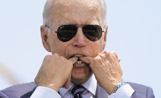 바이든, 사관학교 졸업식 연설중 휘파람 - 조 바이든 미국 대통령이 19일(현지 시각) 코네티컷주 뉴런던의 해안경비사관학교 졸업식에서 손가락을 입에 집어넣어 휘파람을 불고 있다. 바이든 대통령은 이날 연설에서“중국, 러시아와 같은 나라들의 파괴적 행동으로 인해 항행의 자유와 같은 기본적 해양 원칙이 도전받고 있다”고 했다. /로이터 연합뉴스