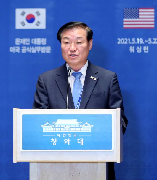 정만호 국민소통수석이 20일 오후(현지시간) 미국 워싱턴 콘레드 호텔에 마련된 방미 기자단 프레스센터에서 정상회담과 '문재인 대통령의 낸시 펠로시 미국 연방하원의회 의장을 비롯한 미 하원 지도부와 간담회' 결과에 대한 브리핑을 하고 있다./뉴시스