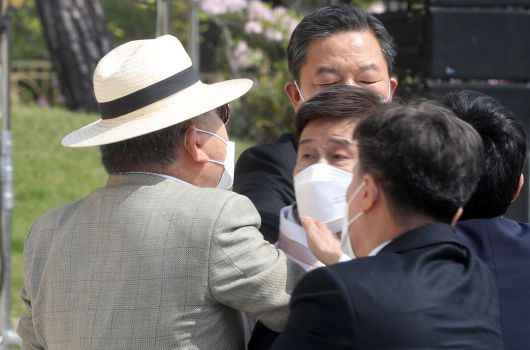 지난달 11일 오전 서울 용산구 백범김구기념관 야외광장에서 열린 제102주년 대한민국임시정부 수립 기념식에서 김원웅(가운데 한복) 광복회장의 멱살을 잡는 등 거친 항의를 하는 김임용(왼쪽) 광복회 회원을 관계자들이 저지하고 있다. 김임용 회원은 임시정부 입법기관이었던 임시의정원 의장을 지낸 당헌(棠軒) 김붕준(1888~1950) 선생의 손자로 김원웅 회장의 독단적인 정치 활동으로 광복회 명예가 훼손되고 있다고 주장했다. /이덕훈 기자