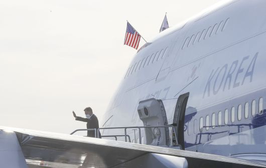 방미 일정을 마친 문재인 대통령이 22일 오후(현지시간) 미국 하츠필드 잭슨 애틀랜타 국제공항에서 공군1호기에 탑승하며 손을 흔들고 있다.  /연합뉴스