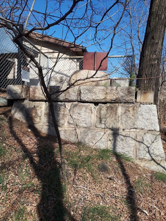 2005년 문화재청이 ‘조선 왕실이 하늘에 제사지내던 남단 흔적’이라고 발표한 용산공원 부지 석물. 실제는 1941년 이곳에 주둔해 있던 일본군 야포병연대의 군마(軍馬) 위령비 기단이다. 일본식 축성방식으로 쌓은 기단 모서리가 명확하다./용산문화원 역사문화연구실장 김천수