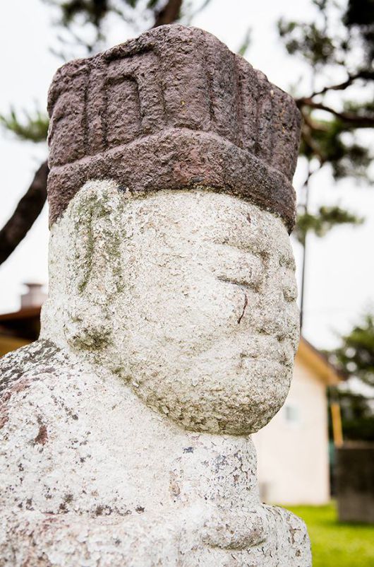 용산공원 부지에 산재해 있는 문인석. 옛 둔지미마을이 남긴 흔적들이다. 미군이 이 석물들에 자기네 미학에 맞춰 색을 칠해놓았다. 둔지미 마을은 1916년 일본군 병영 건설을 위해 강제 이주당했다. /박종인
