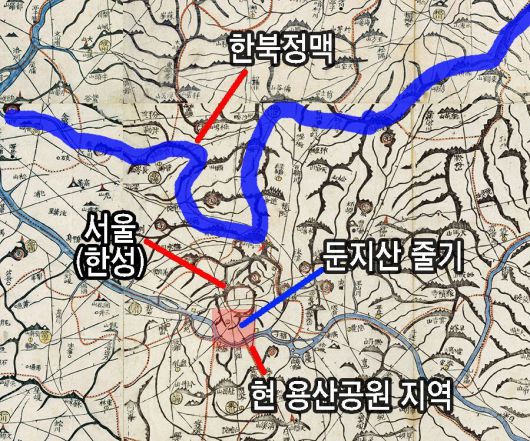 대동여지도(1861)에 표시한 한북정맥과 용산공원 지역. 지도상 공원부지 내 유일한 산줄기인 둔지산 줄기는 지금도 남아 있다. 그리고 산경표에 나오는 '한북정맥'은 용산공원과 거리가 멀다./대동여지도=규장각 한국학연구원
