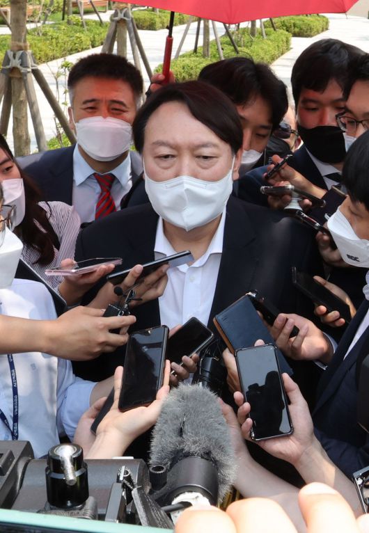 윤석열 전 검찰총장이 9일 서울 중구 남산예장공원에서 행사 참석을 위해 이동하면서 취재진과 지지자들에게 둘러싸여 있다. /장련성 기자