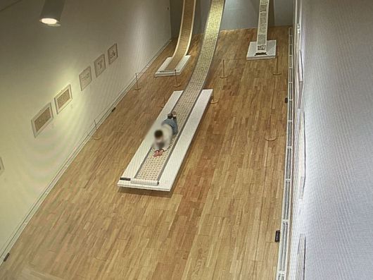 지난 3월 경주 솔거미술관에 전시 중인 박대성 화백 작품 위에 초등학생이 올라가 있다./솔거미술관