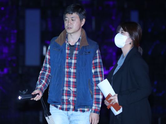 문재인 대통령 아들 문준용씨가 지난해 전시에서 자신의 그림자 작품을 취재진에게 설명하고 있다. /연합뉴스