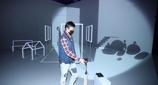 문재인 대통령 아들 준용씨가 지난해 전시에서 자신의 그림자 작품을 시연하고 있다. /연합뉴스