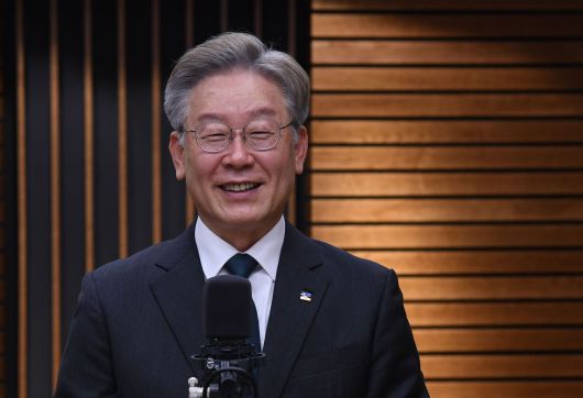 제20대 대통령선거 더불어민주당 예비후보자인 이재명 경기도지사가 14일 오전 서울 양천구 CBS사옥을 방문, CBS라디오 ‘김현정의 뉴스쇼’ 에 출연하고 있다. /국회사진기자단