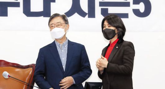 11일 국민의힘 초선 의원 모임인 ‘명불허전 보수다’에 강사로 참여한 최재형(왼쪽) 전 감사원장이 허은아 의원과 대화하고 있다. /국회사진기자단