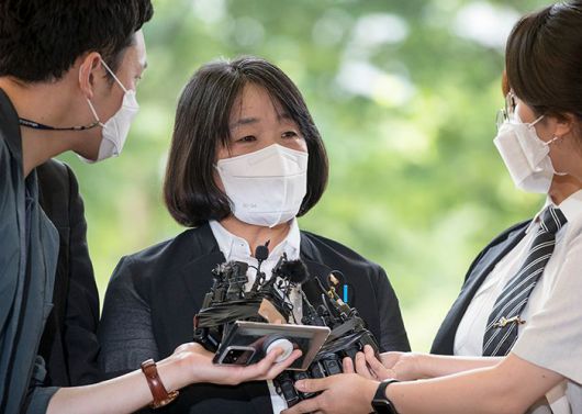 더불어민주당 윤미향 의원이 11일 법원에 들어가기 전 기자들의 질문을 받고 있다. /조선일보DB