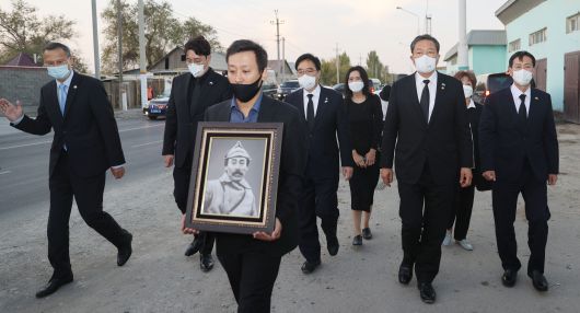 '홍범도 장군 유해봉환 대통령 특사단' 황기철 단장(국가보훈처장)과 특사단인 더불어민주당 우원식 의원, 배우 조진웅이 8월 14일 카자흐스탄 크즐오르다 홍범도 장군 묘역에서 열린 추모식을 마친 뒤 크즐오르다 홍범도 거리를 함께 걷고 있다. /국가보훈처 제공
