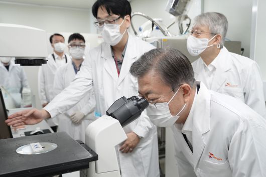 문재인 대통령이 지난해 10월 경기 성남의 SK바이오시언스를 방문, 세포배양실에서 현미경을 보고 있다. /청와대·연합뉴스