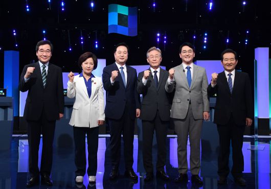 이낙연(왼쪽부터), 추미애, 김두관, 이재명, 박용진, 정세균 더불어민주당 대선 경선 후보가 11일 오후 서울 여의도 KBS에서 열린 대선 후보자 토론회를 앞두고 기념촬영 하고 있다. /국회사진기자단