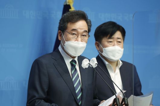 더불어민주당 대선주자인 이낙연 전 대표가 19일 서울 여의도 국회 소통관에서 중소·벤처기업 성장 전략 공약을 발표하고 있다.  /연합뉴스