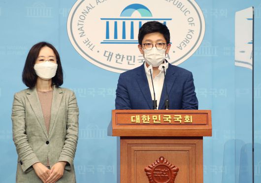 윤석열 대통령 예비후보 선거 캠프의 김병민 신임 대변인이 25일 서울 여의도 국회 소통관에서 캠프 인선 명단을 발표하고 있다. 왼쪽은 최지현 부대변인./뉴시스
