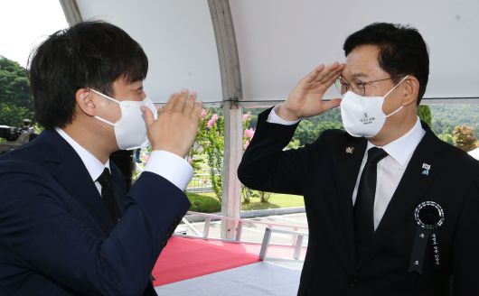 더불어민주당 송영길 대표와 이준석 국민의힘 대표가 지난 18일 오전 국립대전현충원에서 열린 홍범도 장군 유해 안장식에 참석해 인사를 나누고 있다./뉴시스