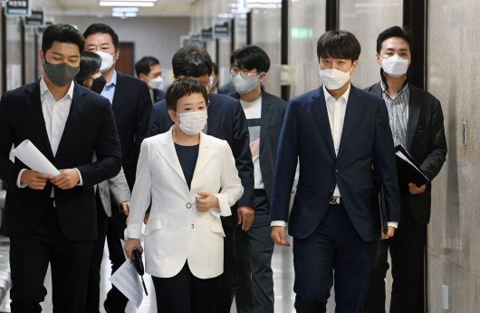 13일 서울 여의도 국회에서 열린 국민의힘 최고위원회의에서 이준석 대표와 정미경 최고위원 등 참석자들이 입장하고 있다./국회사진기자단