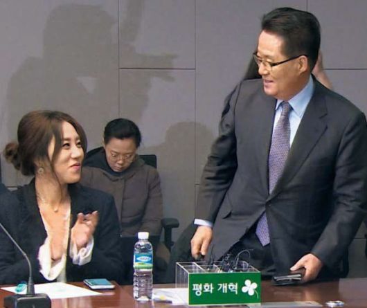 2018년 1월 국민의당 회의서 함께한 박지원과 조성은 - 2018년 1월 12일 국회 의원회관에서 열린 국민의당 회의에서 당시 국민의당 의원이었던 박지원(오른쪽) 국정원장과 이른바 ‘고발 사주’ 의혹 제보자인 조성은씨가 서로 쳐다보고 있다. 조씨는 당시 국민의당 비상대책위원으로 활동하다 박 원장이 국민의당을 탈당할 때 함께 당을 떠났고, 이후 박 원장과 함께 민주평화당에 입당했다. /TV조선