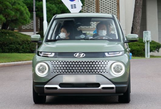 문재인 대통령이 김정숙 여사와 6일 캐스퍼를 인수한 뒤 시운전을 하고 있다. /청와대 제공