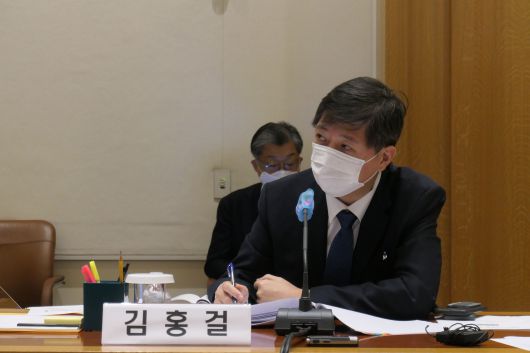 11일 뉴욕 주유엔대표부에서 국정감사 질의를 하는 무소속 김홍걸 의원. /유엔대표부