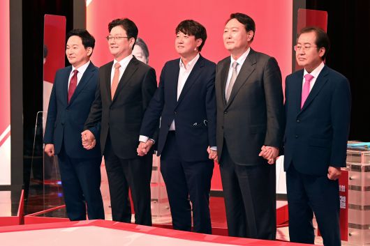 국민의힘 원희룡(왼쪽부터), 유승민, 윤석열, 홍준표 대선 예비후보가 11일 오후 광주 서구 치평동 KBS 광주방송총국에서 이준석 당 대표(가운데)와 함께 호남권 합동토론회를 앞두고 선의의 경쟁을 다짐하고 있다./김영근 기자