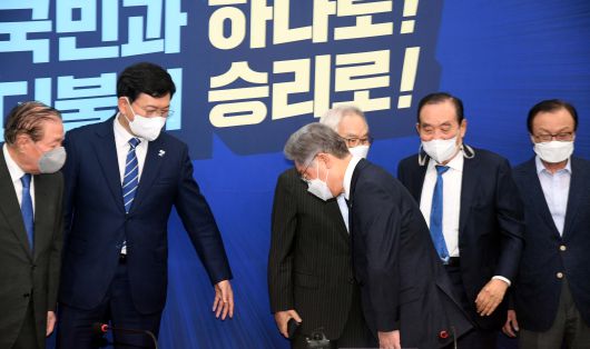 더불어민주당 이재명 대통령 후보가 13일 국회에서 열린 대통령 후보-당대표-상임고문단 간담회에서 김원기 상임고문에게 인사하고 있다. /국회사진기자단