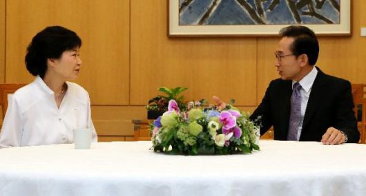 지난 2012년 9월 2일 이명박 당시 대통령과 박근혜 당시 새누리당 대선 후보가 청와대에서 회동을 갖고 이야기를 나누고 있다. /연합뉴스