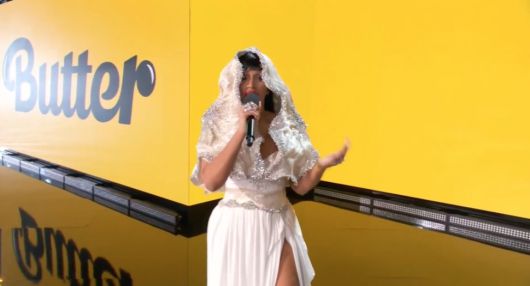 AMA 시상식에서 BTS 버터(butter)가 흘러나올때 박소희(미스소희)의 의상을 입고 있는 사회자 카디 비./ABC 화면 캡쳐