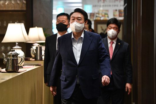 국민의힘 윤석열 대선 후보가 23일 서울 여의도의 한 식당에서 당내 경선에서 경쟁했던 후보들과 오찬을 하기 위해 이동하고 있다. /국회사진기자단