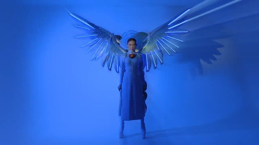 응웬 특 투이 디엔이 대회 중 입었던 '블루 엔젤'. 코로나에 맞서는 베트남 의료진을 응원하기 위해 입은 옷이다. /인스타그램