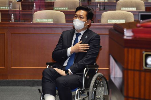 22일 서울 여의도 국회에서 열린 더불어민주당 의원총회에서 송영길 당대표가 국민의례를 하고 있다. / 국회사진기자단