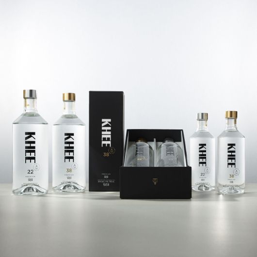 에바 차우가 3년간 미국과 한국을 오가며 증류주 '화요'와의 협업으로 개발 한 키(KHEE)소주. 직접 시음하고 제조 공장을 선별해 만들었다. 병 뚜껑부터 외관 글자 모두 그녀가 직접 디자인했고, 특히 그녀의 이니셜을 딴 KHEE는 미국 팝아티스트이자 레이아웃 미술가인 에드 루샤의 영향을 받아 직관적이면서도 동양적인 간결함을 담았다. 에바는 내년에 미국과 영국 시장 등에도 본격 진출할 계획이다. /KHEE 소주