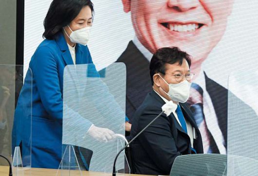 송영길 휠체어 미는 박영선 - 더불어민주당 박영선 디지털·혁신대전환위원장이 31일 서울 여의도 더불어민주당 당사에서 열린 선거대책위원회 회의장에 송영길(오른쪽) 당대표 휠체어를 밀며 입장하고 있다. 송 대표는 지난달 발목을 다쳐 수술을 받았다. /국회사진기자단