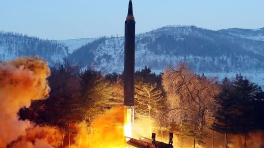 북한이 30일 중거리 탄도미사일(IRBM)인 화성-12형 시험발사에 성공했다고 조선중앙통신이 보도했다. 통신은 31일 "국방과학원과 제2경제위원회를 비롯한 해당 기관의 계획에 따라 1월 30일 지상대지상중장거리탄도미사일 '화성-12형' 검수 사격 시험이 진행되었다"고 전했다. /조선중앙통신